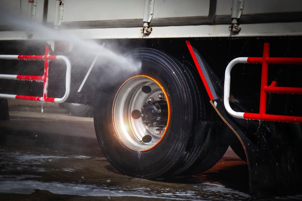 Gebruik van Krachtige Reinigers voor Zwaar Vervuilde Trucks