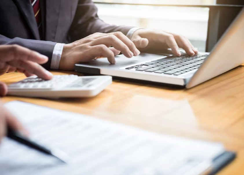 Wat zijn de belangrijkste verschillen tussen payroll en detachering?